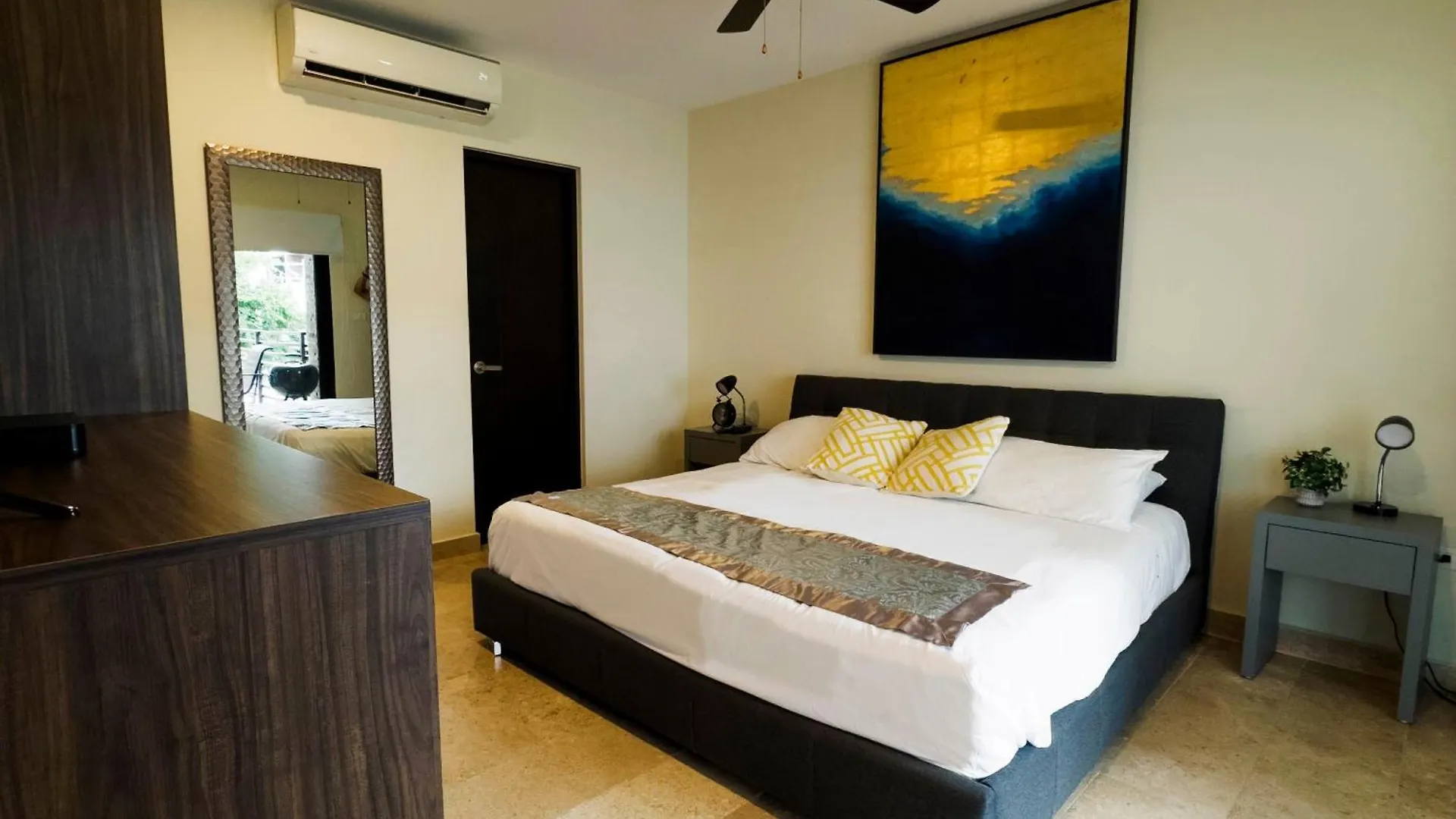 Stylish 2Bed,2Bath-Condo Near Beach - 6 Guests Playa del Carmen
